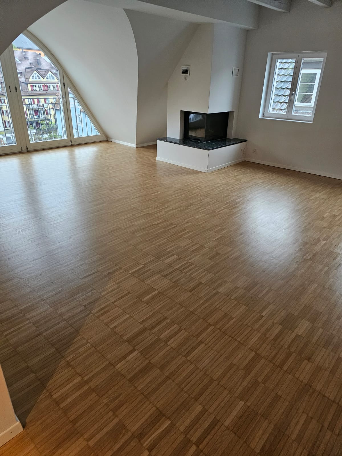Professionelle Bodenleger im Aargau – präzise Verlegung von Parkett, Laminat, Vinyl & Fliesen. Qualität & Langlebigkeit mit T-Bauteam GmbH.