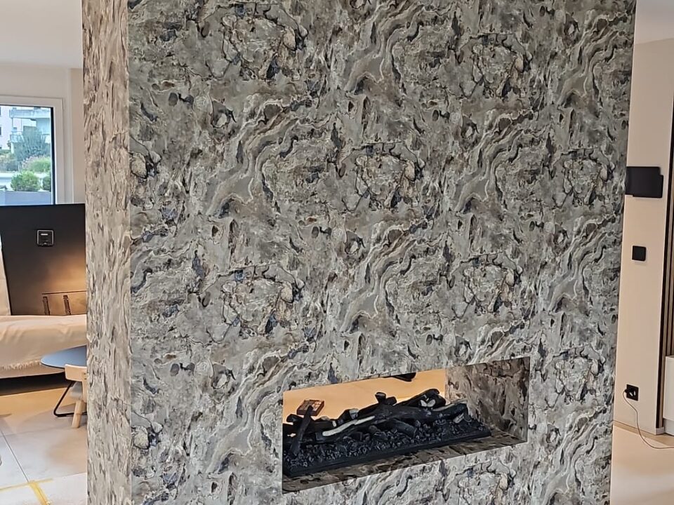 Hochwertige Tapezierarbeiten an einer Kaminwand: präzise Musteranpassung, edle Steinoptik und stilvolle Raumgestaltung für ein Interior... 4
