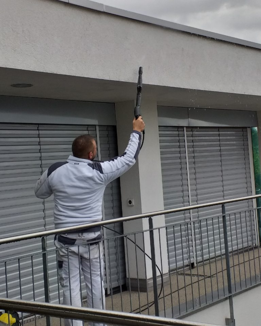Hochdruckreinigung im Aargau – gründliche, schonende und umweltfreundliche Reinigung von Fassaden, Terrassen, Wegen und Mauern