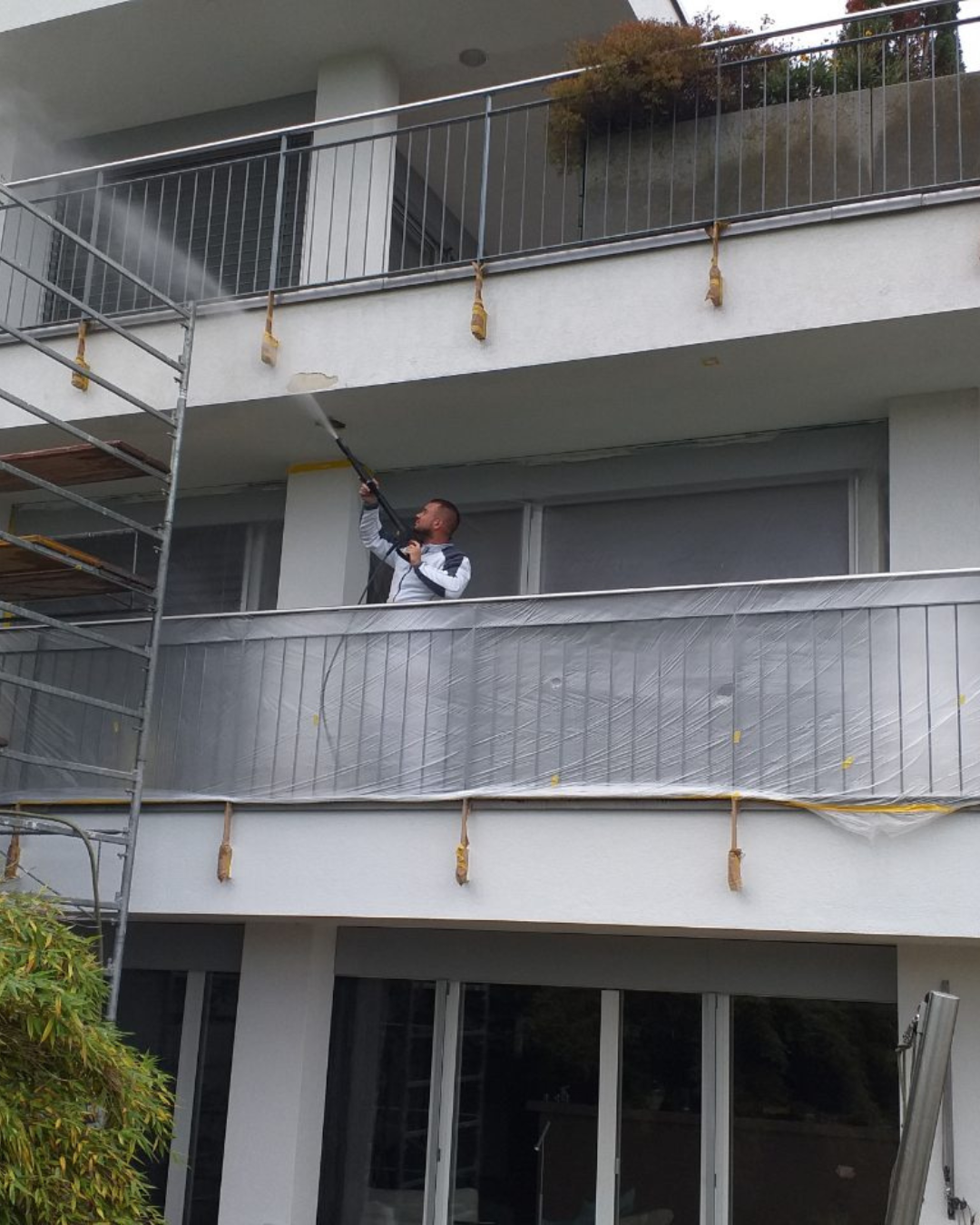 Hochdruckreinigung im Aargau – gründliche, schonende und umweltfreundliche Reinigung von Fassaden, Terrassen, Wegen und Mauern