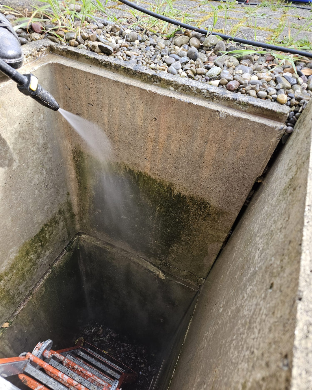 Hochdruckreinigung im Aargau – gründliche, schonende und umweltfreundliche Reinigung von Fassaden, Terrassen, Wegen und Mauern