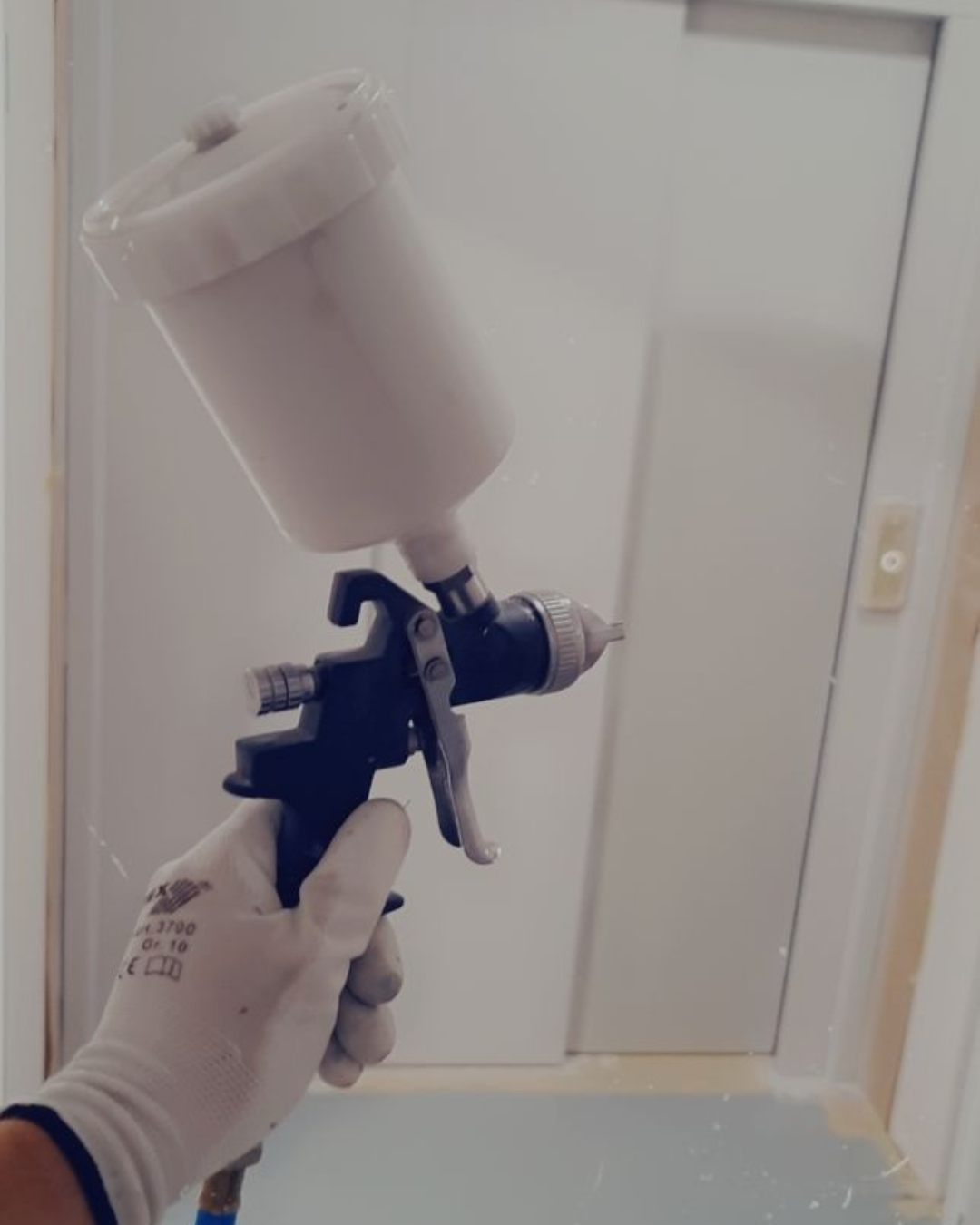 Spritzen im Aargau – gleichmässige, präzise und langlebige Oberflächen für Wände, Decken, Türen und Möbel von T-Bauteam GmbH (4)